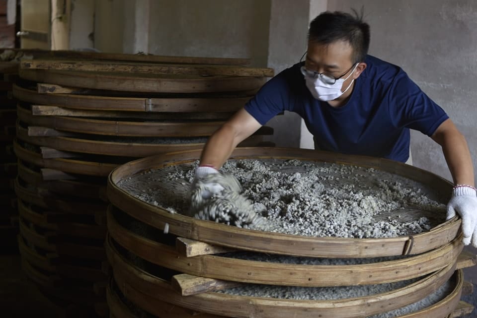 張又升處理黑豆準備製作豆麴，彰化新和春醬油工廠內部工作場景