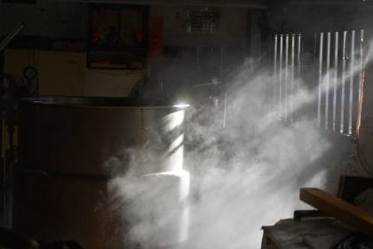 釀造醬油的蒸氣瀰漫於工廠內部，陽光穿過窗格灑入製程現場